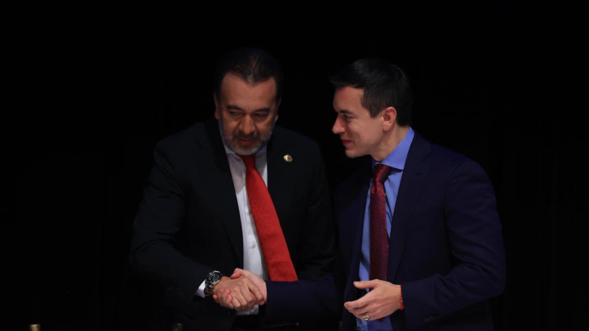 Pabel Muñoz y Daniel Noboa, el 6 de diciembre del 2024, se estrecharon las manos, en la sesión solemne por los 490 años de fundación de Quito.