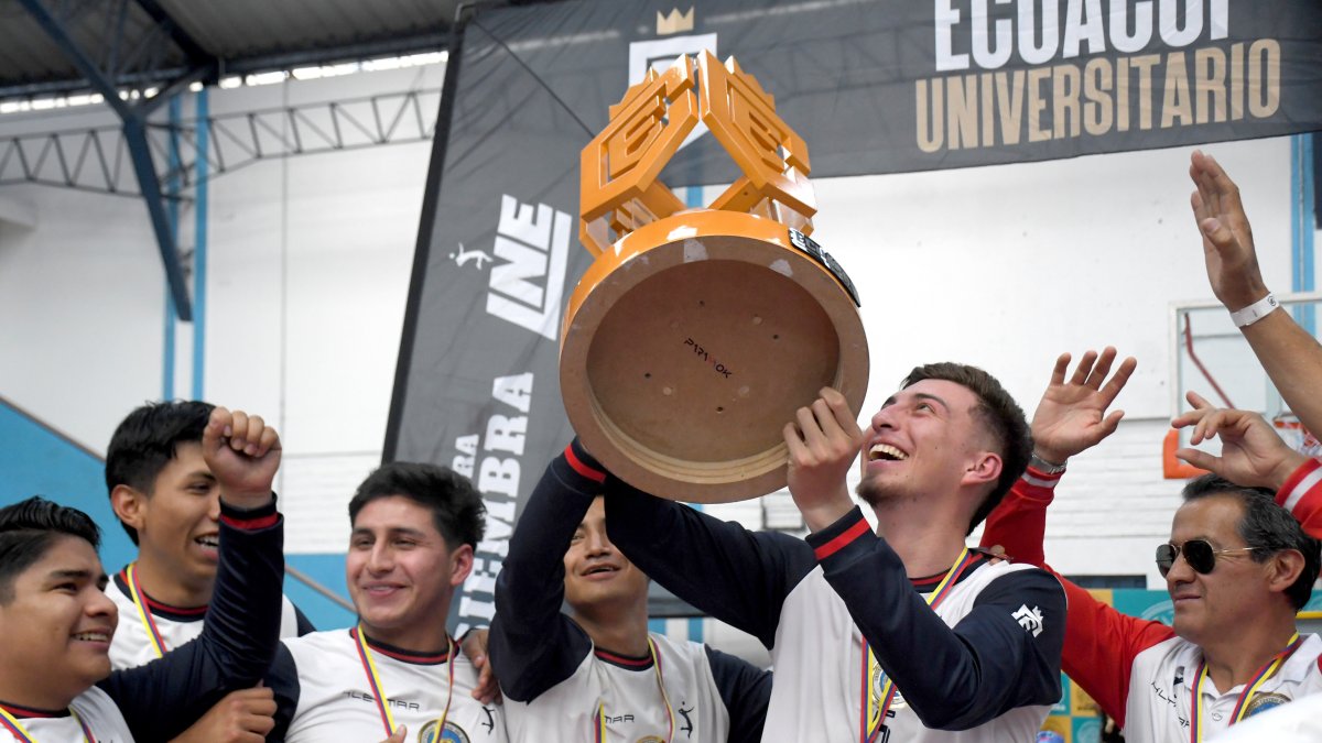 Julio ‘El Ruso’ Morales levanta el trofeo de la Ecuacup, torneo donde la U. Central pasó  de ser el ‘patito feo’ al campeón.