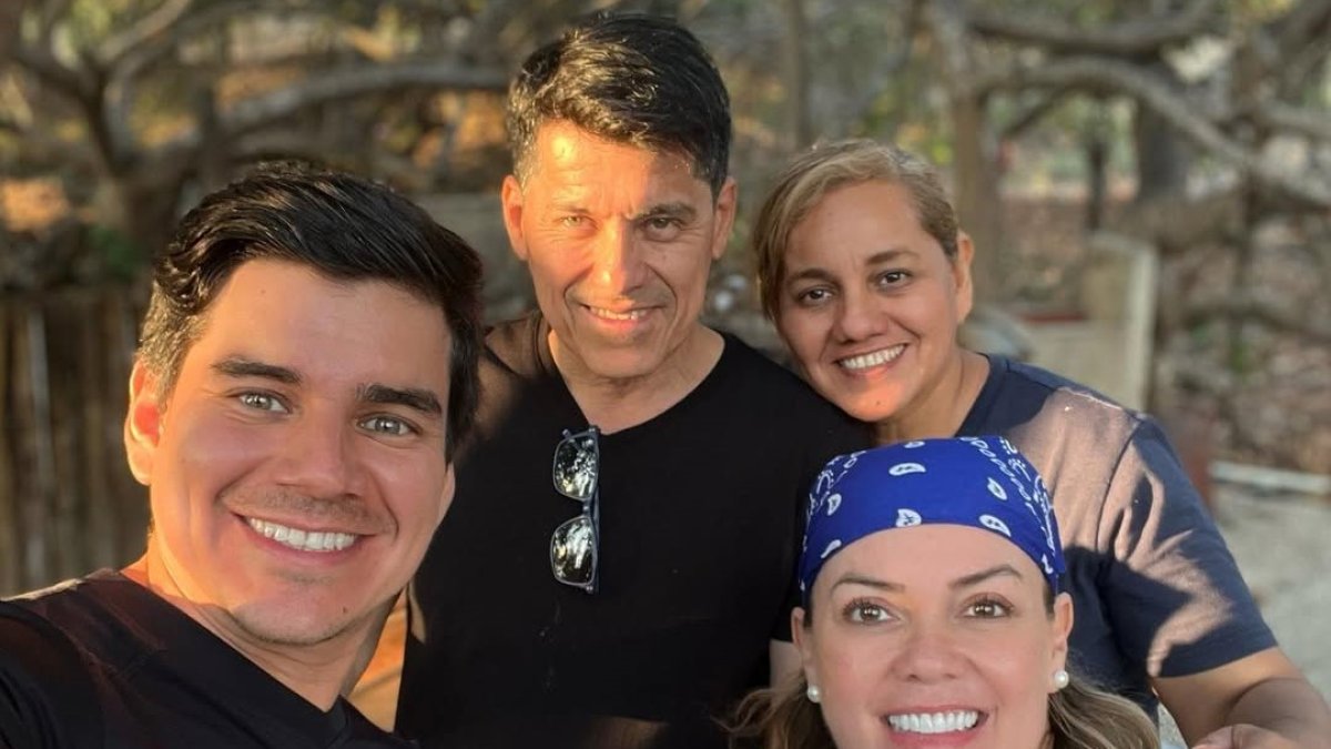 Isaac con sus padres y Úrsula Strenge.