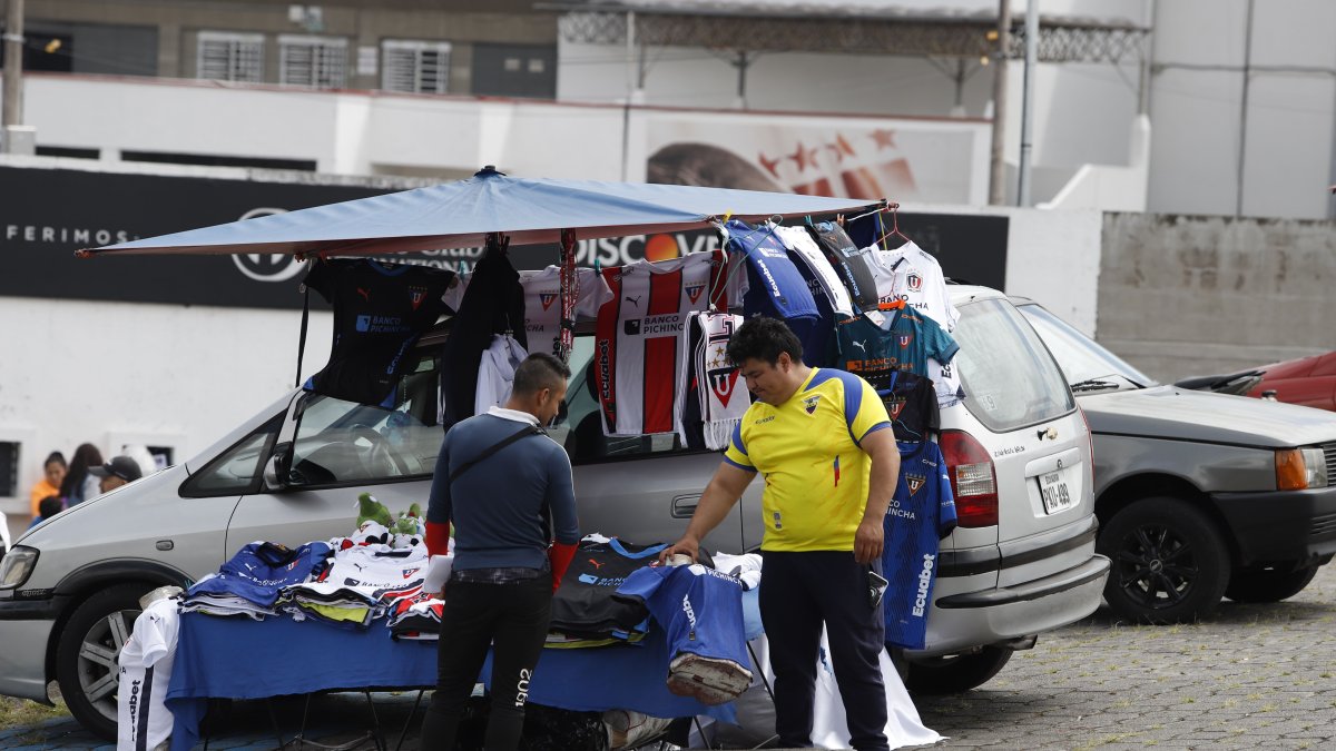 Camisetas, entradas y souvenirs se expendían ayer afuera del estadio.