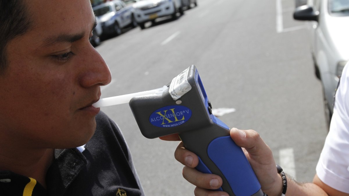 Ley. Un conductor se somete a la prueba del alcocheck en un control.