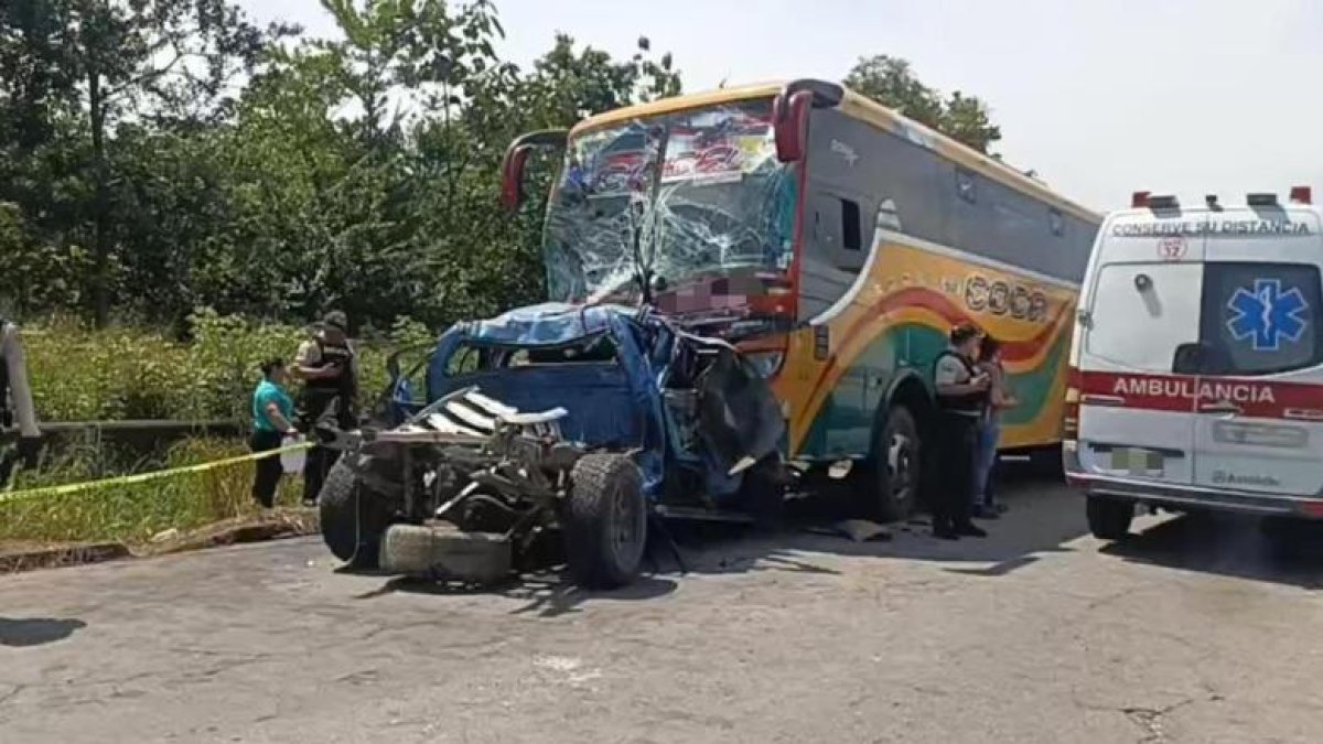 El choque dejó una decena de pasajeros heridos en el kilómetro 30 de la vía Daule-Salitre, en Guayas.
