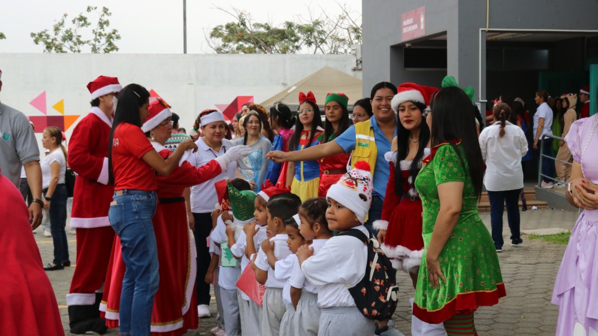 Docentes y estudiantes alegraron a niños con regalos y un show navideño