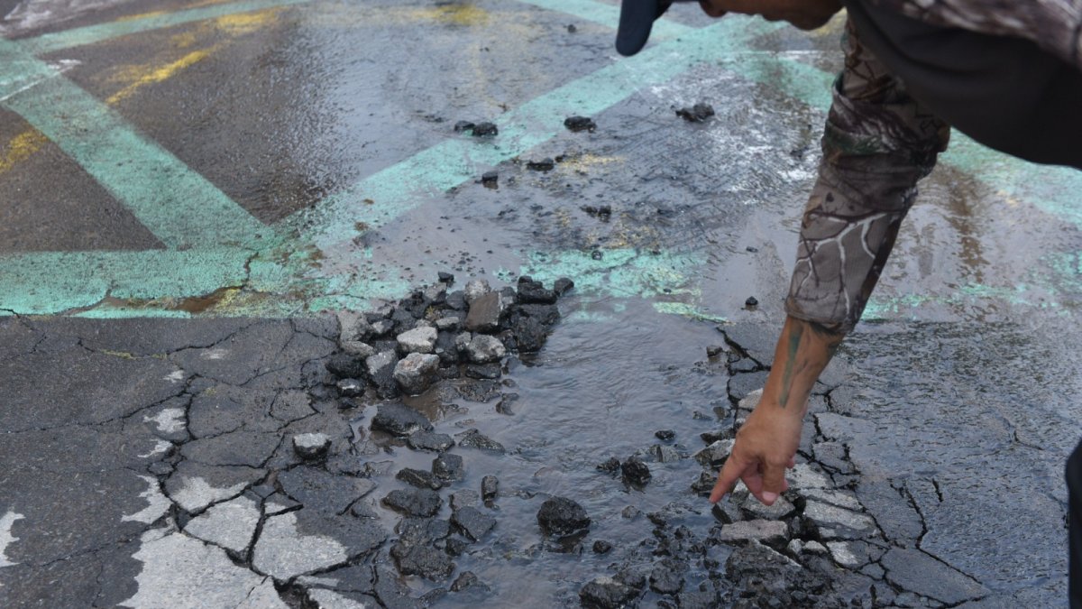 Luluncoto. Habitantes reclaman por una fuga a la Epmaps.