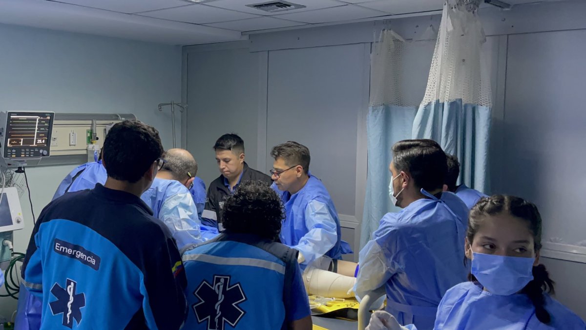 Varios de los heridos fueron trasladados al Hospital General Isidro Ayora de Loja, donde se reportó un fallecido y otros pacientes en estado crítico.