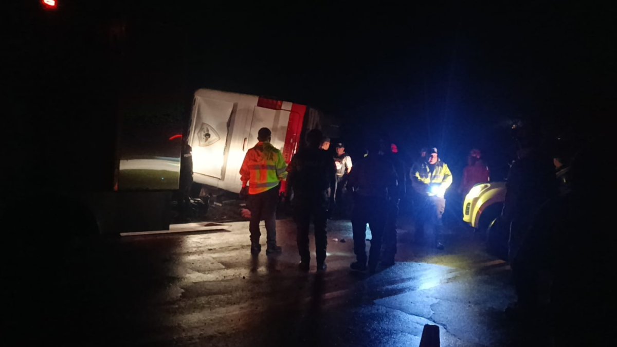 Según información preliminar, el autobús habría perdido los frenos, colisionado contra un automóvil y volcándose a un costado de la vía.
