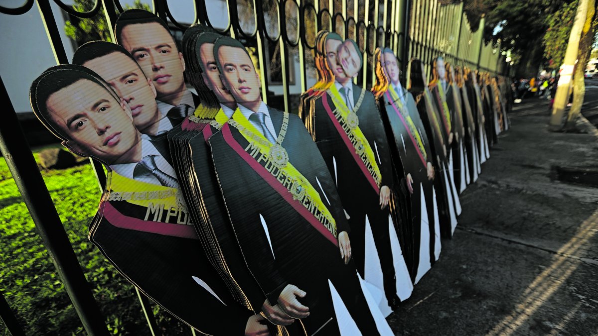 Una figura de cartón del presidente Daniel Noboa durante la presentación de una agrupación musical, generó polémica