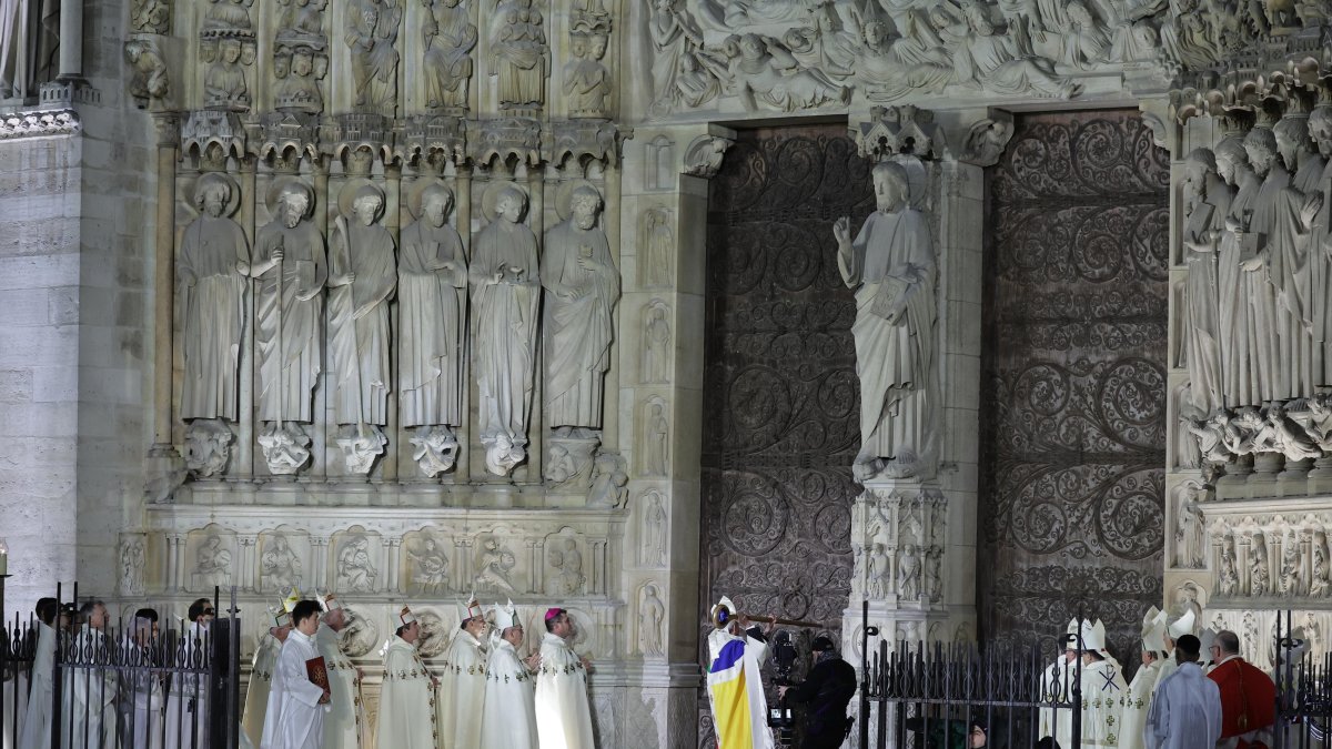 El arzobispo de París Laurent Ulrich inaugura la Catedral de Notre Dame de París.