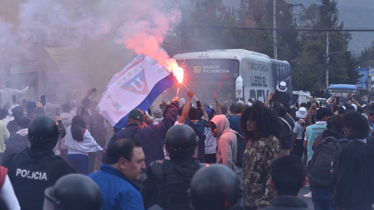 Los hinchas de Liga de Quito se congregan a la espera de la primera final de LigaPro.