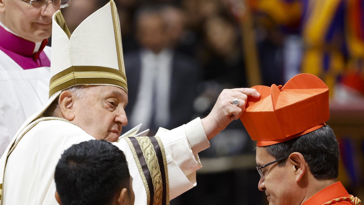 El nuevo cardenal ecuatoriano Luis Gerardo Cabrera Herrera recibe su birreta al ser nombrado cardenal por el Papa Francisco.