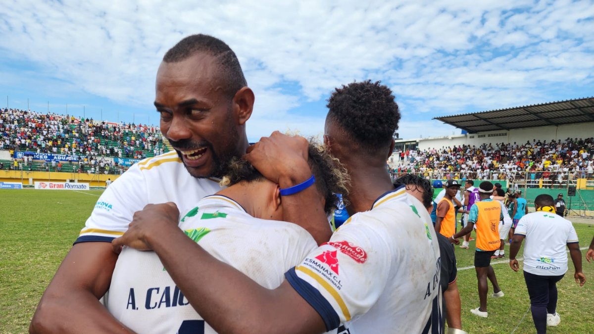 Los jugadores de 22 de Julio FC se funden en un emotivo abrazo para celebrar su ascenso a la Serie B.