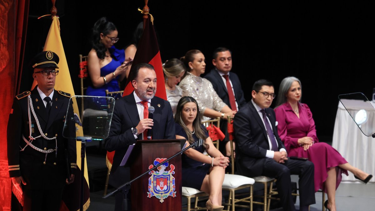 El viernes 6. En el Teatro Sucre, rodeado de coidearios del Concejo, la Asamblea, Parlamento Andino, Prefectura, entre otros, Pabel Muñoz dio un informe de gestión.