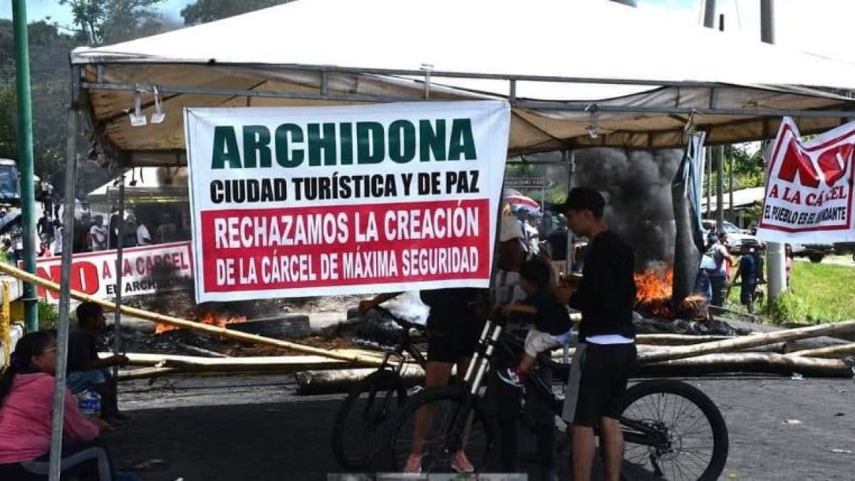 Reacción. habitantes de cantones en napo llevan cinco días protestando por su rechazo a la construcción de la cárcel de máxima seguridad.