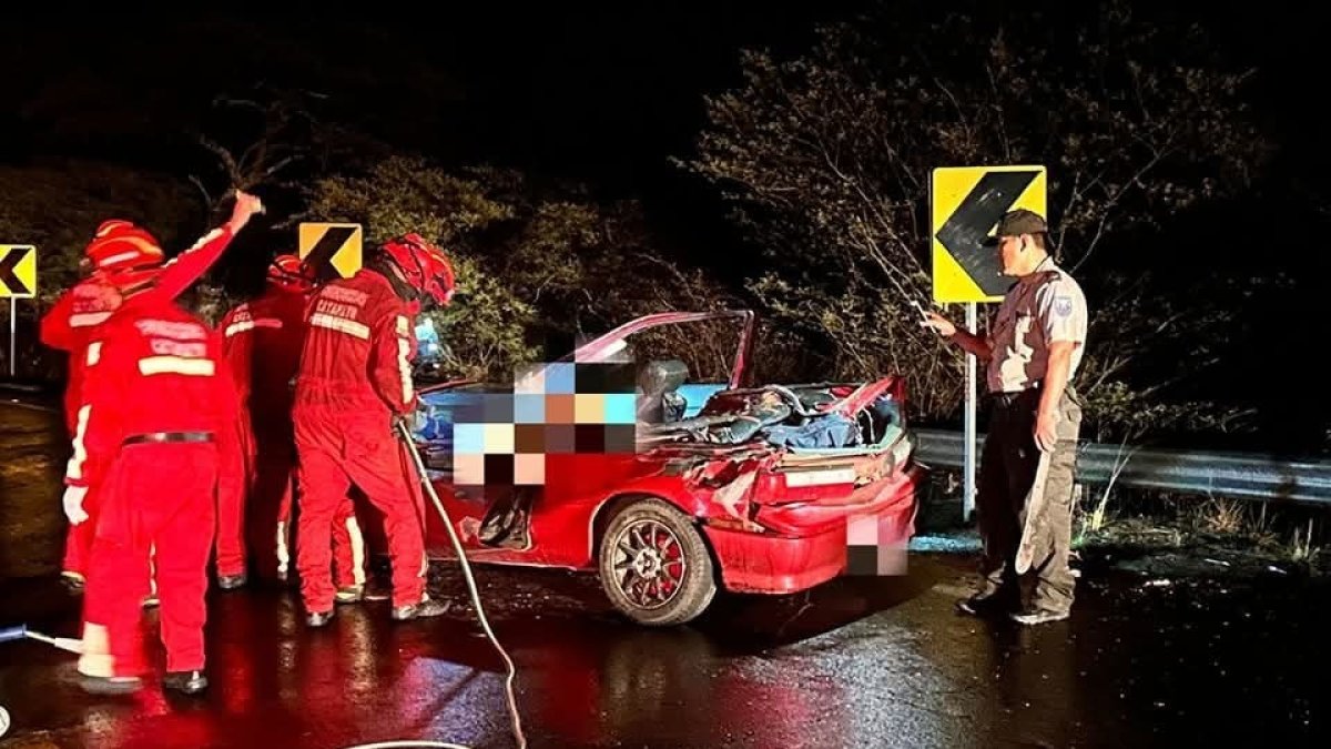 aEn el vehículo pequeño se movilizaba el reconocido médico local.