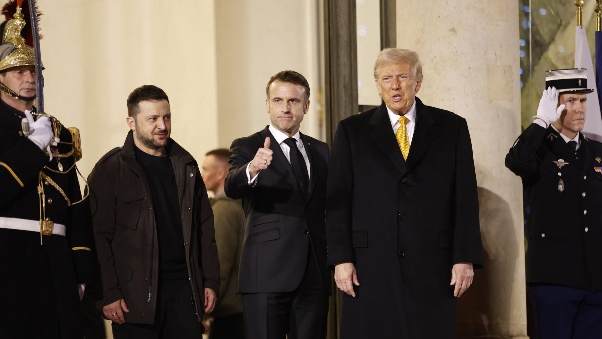 El presidente de Ucrania, Volodymyr Zelensky, el presidente francés, Emmanuel Macron, y el presidente electo de Estados Unidos, Donald J. Trump, abandonan el Palacio del Elíseo.