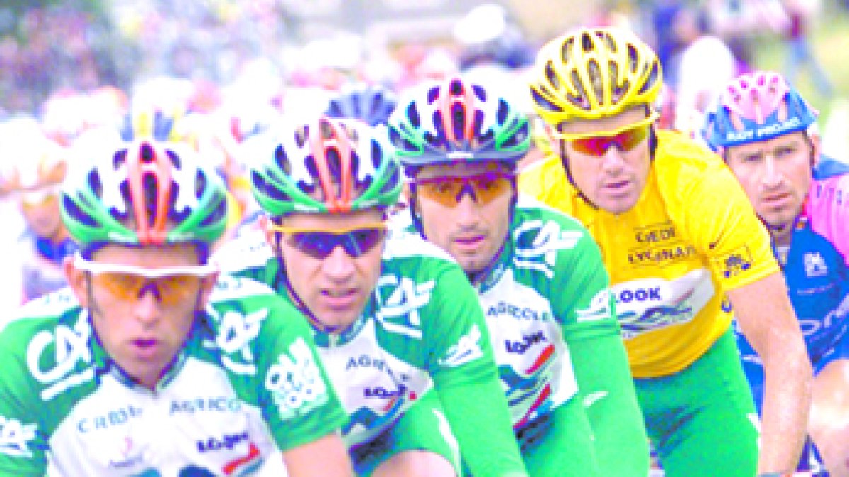 Logo. La marca del banco Credit Agricole en camisetas de deportistas.