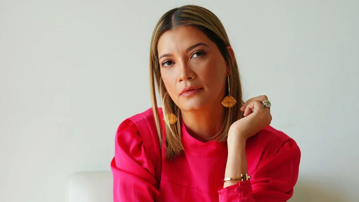 Su buen gusto lo plasma en los looks de famosas como Clarissa Molina, Carmen Villalobos, Elizabeth Gutiérrez, y muchas más.