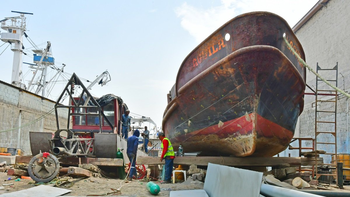Sobre la calle 5 de Junio, en la ribera del río Guayas, los astilleros mantienen sus labores. Es el último rincón que guarda historia pura de Guayaquil y que no debe perderse.
