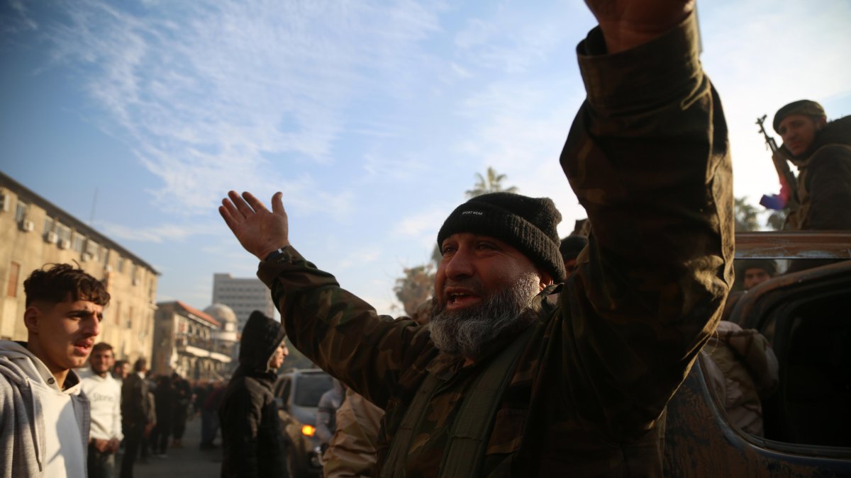El pueblo sirio y los rebeldes celebran en las calles de Homs, Siria, la caída del gobierno de Bachar al Asad.