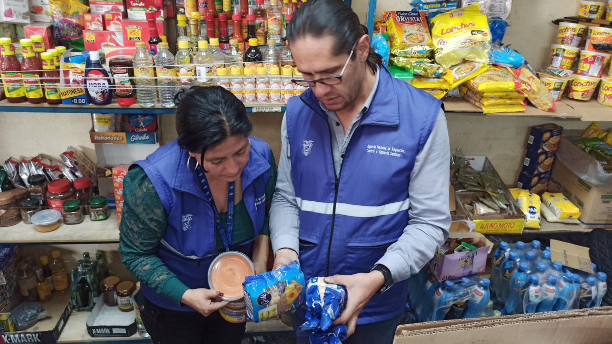 Operativo. Técnicos de Arcsa encuentran productos caducados que vendían.