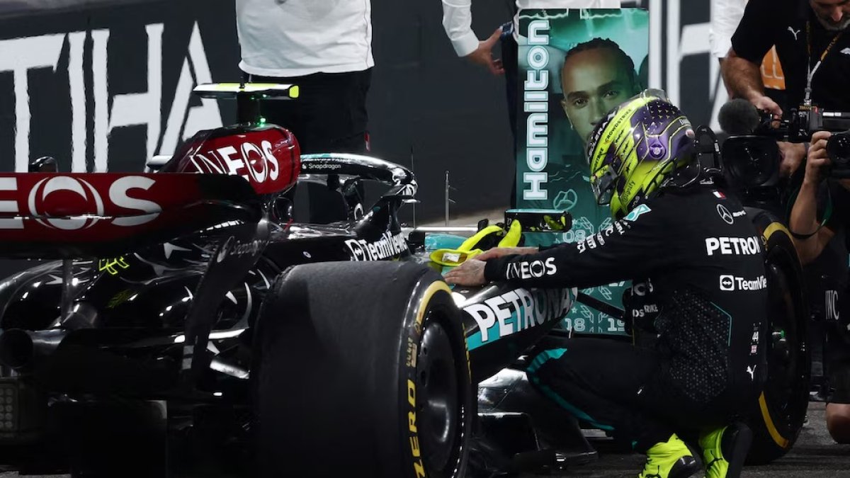 Lewis Hamilton se arrodilló junto a su vehículo y le dio unas palmadas como emotiva despedida.