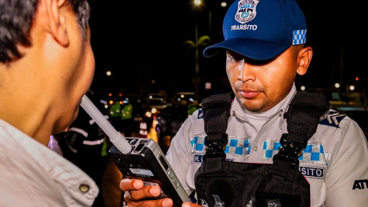 Agente de tránsito realiza una prueba a un conductor, en Guayaquil.