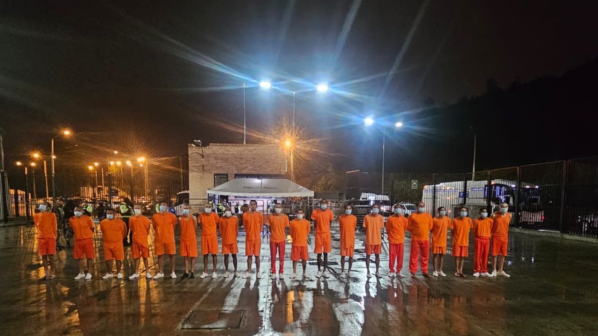 Traslado. Una parte del grupo de privados de libertdad que llegaron a la cárcel de Turi, antes estaban en el complejo de prisiones de la prvincia El Oro.