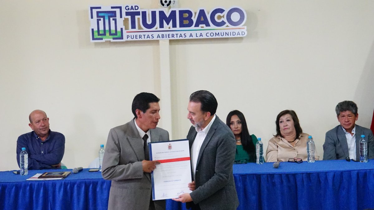 El alcalde de Quito, Pabel Muñoz entregó un reconocimiento al presidente del Gad de Tumbaco, Wilson Amaguaña
