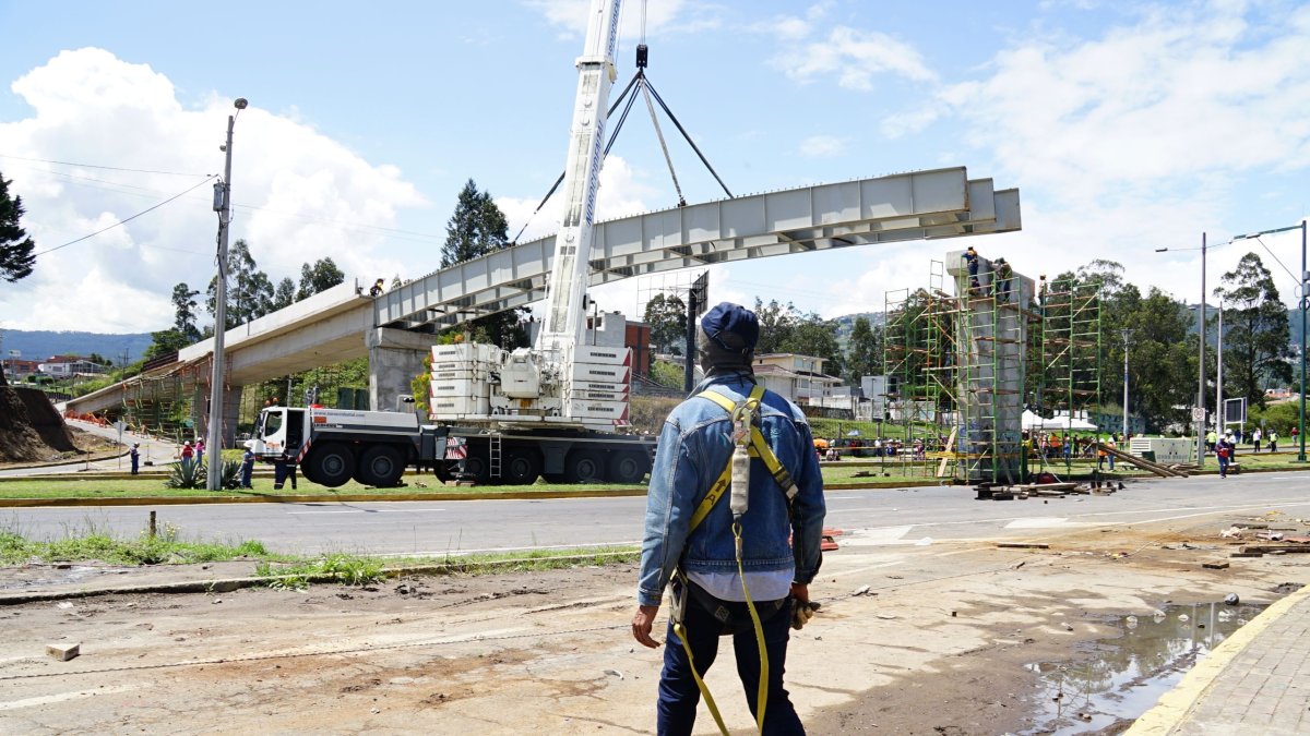 Obra. Personal inició con la colocación de la rampa del paso elevado en el puente 8 de la Autopista General Rumiñahui