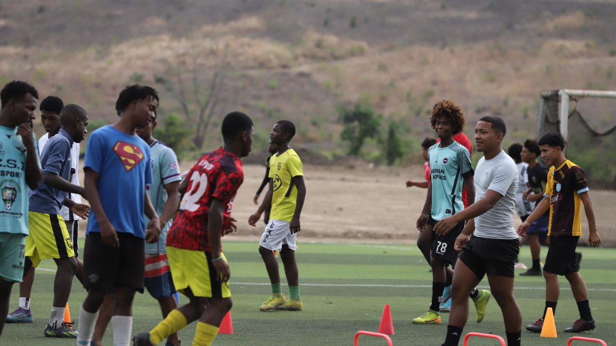 La cancha de Socio Vivienda 2 es sintética y fue un obsequio e la empresa privada. Entrenan todos los días desde las 15:30.