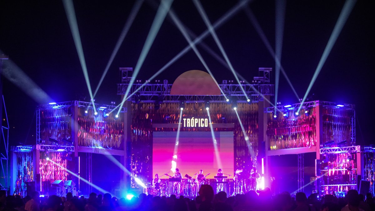 Cientos de personas acuden al festival musical ‘Trópico 2024’ este sábado en el balneario de Acapulco en el estado de Guerrero (México).