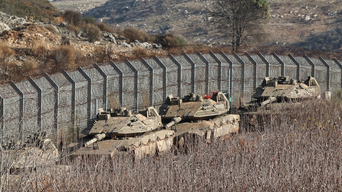 Los tanques israelíes se despliegan junto a la valla de seguridad cerca de la aldea drusa de Majdal Shams. 