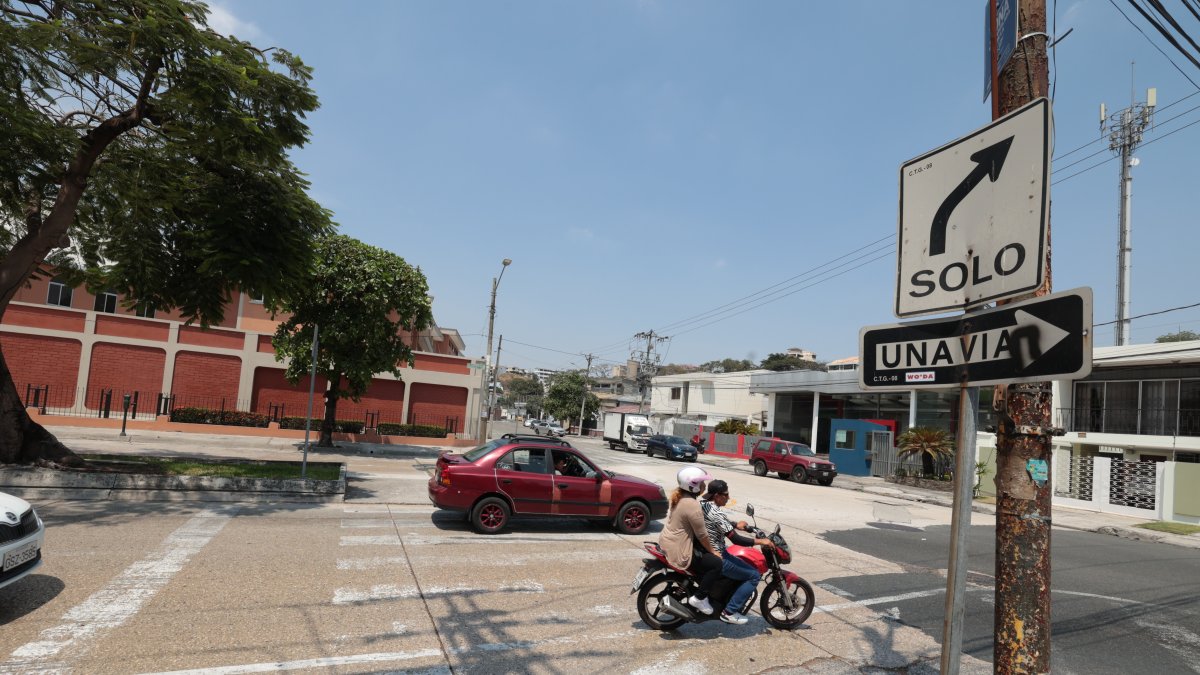 Lugar. Uno de los lugares a intervenir es la avenida Juan De Dios Martínez (avenida Las Monjas) con la calle Isabel Herrería, en la ciudadela Urdesa. Ahí no hay.