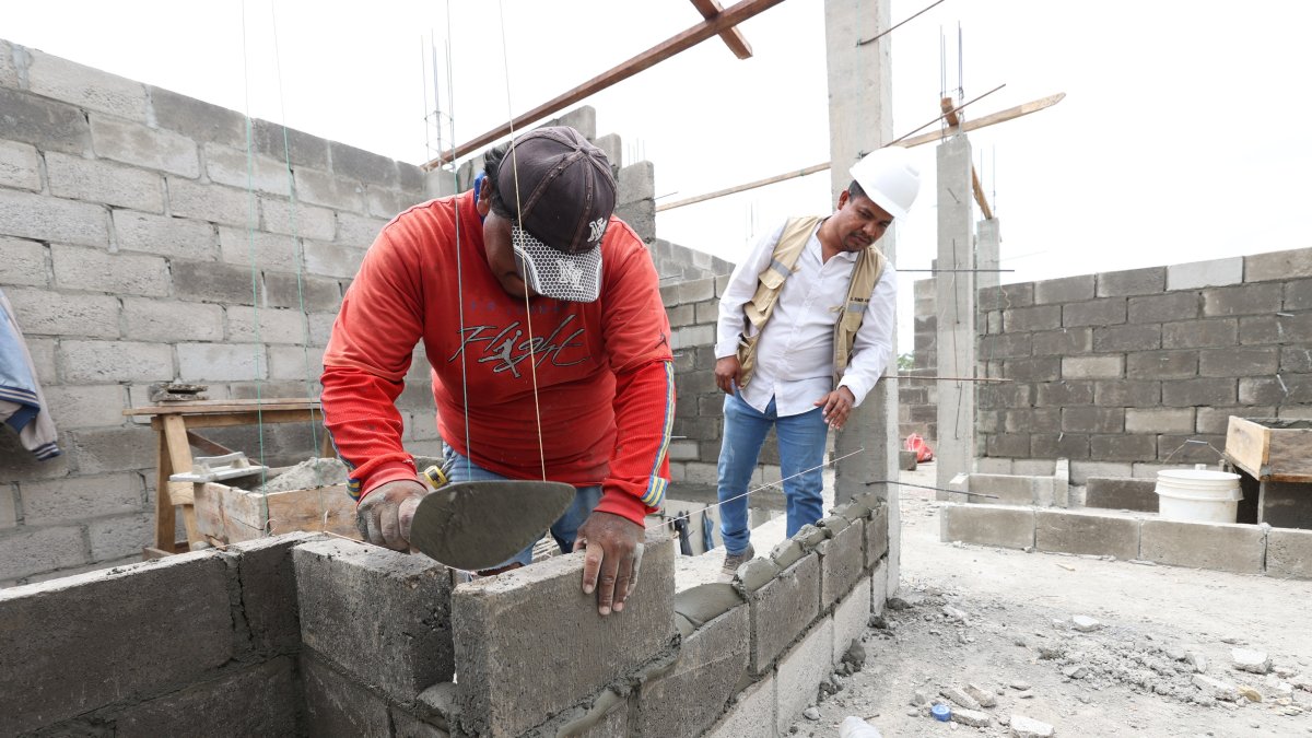 Labor. Trabajadores edifican viviendas en urbanización de vía a la costa.