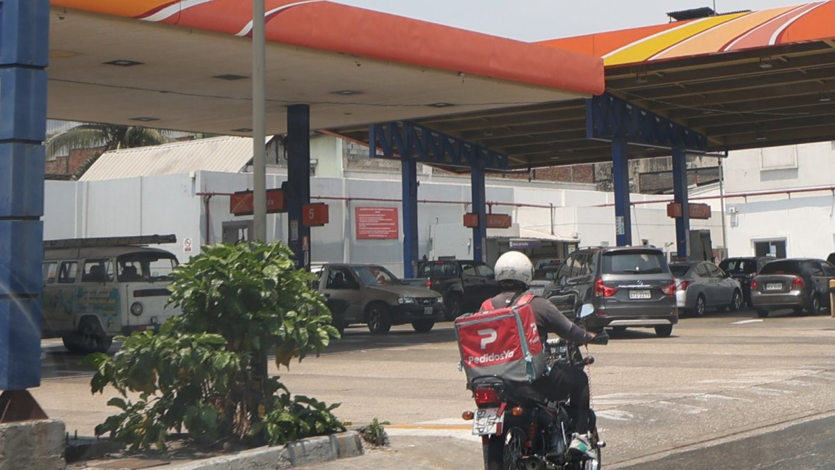 Estación. Ayer, domingo 8 de diciembre de 2024, en Guayaquil, las gasolineras atendieron con normalidad.