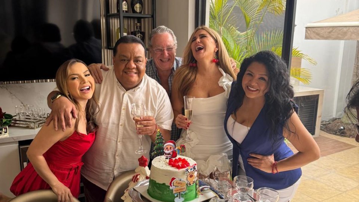 Mariela Viteri con Silvana Torres, Marlon Acosta, Roberto Trujillo y Priscilla Tomalá.
