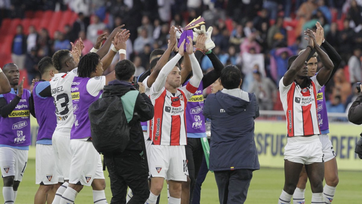 Los jugadores de Liga de Quito festejaron con los hinchas la gran ventaja conseguida en la primera final ante Independiente del Valle.