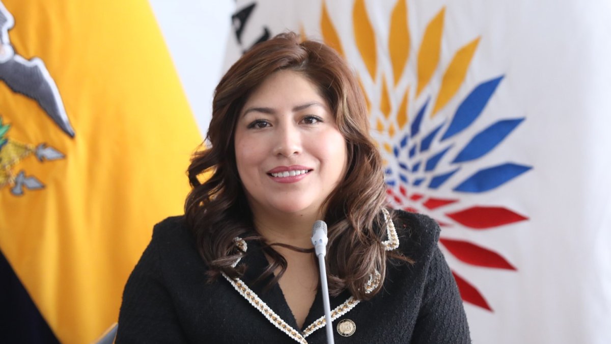 La asambleísta Inés Alarcón hizo el pedido del cambio en el orden del día.