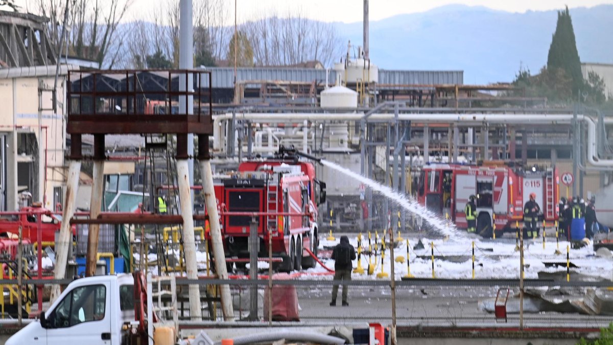 Los bomberos trabajan en el lugar de una explosión en el depósito de combustible 'Eni' en Calenzano, Florencia, Italia, el 9 de diciembre de 2024.