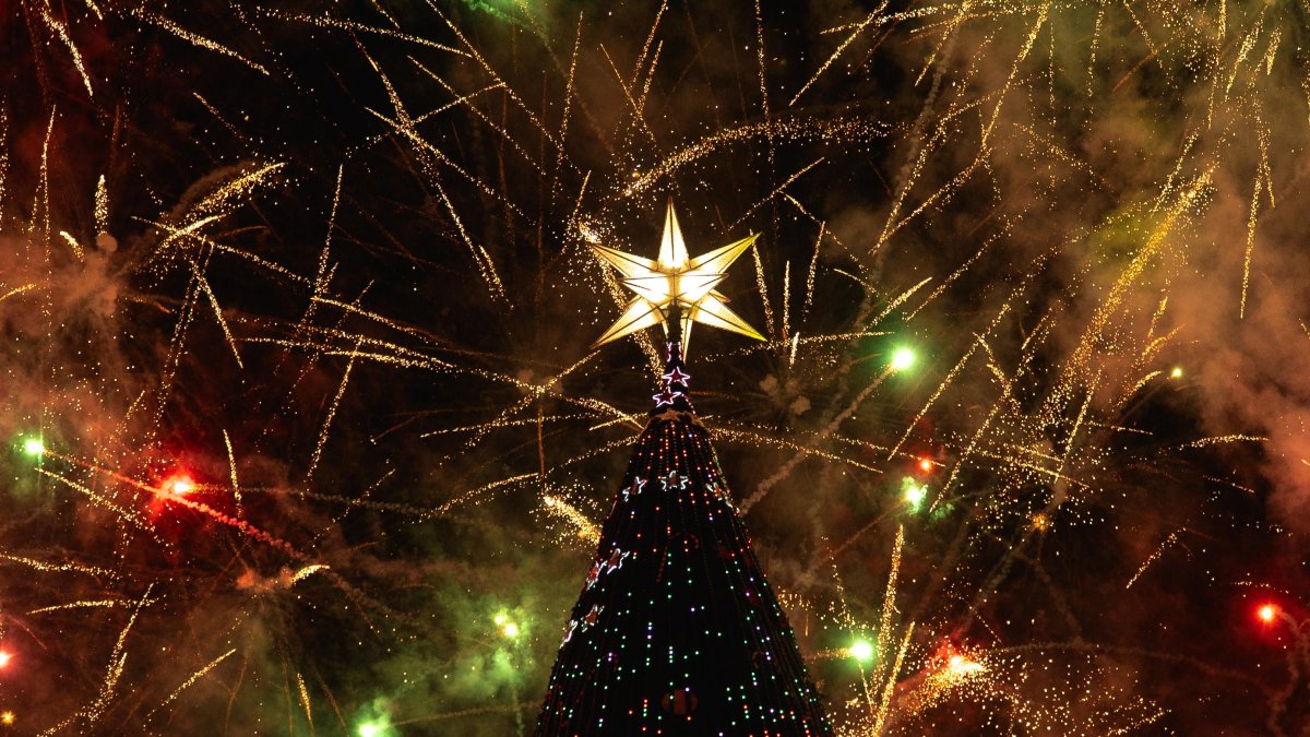 Árbol de Navidad se encendió en Cuenca durante el fin de semana.