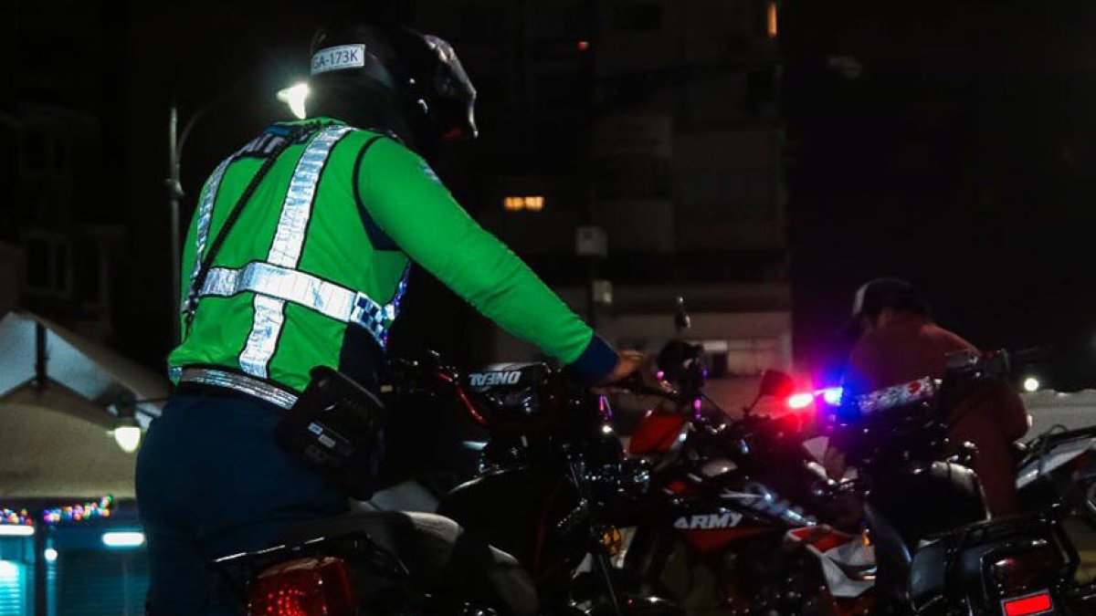 Un agente de tránsito manipula una de las motos retenidas en el operativo.