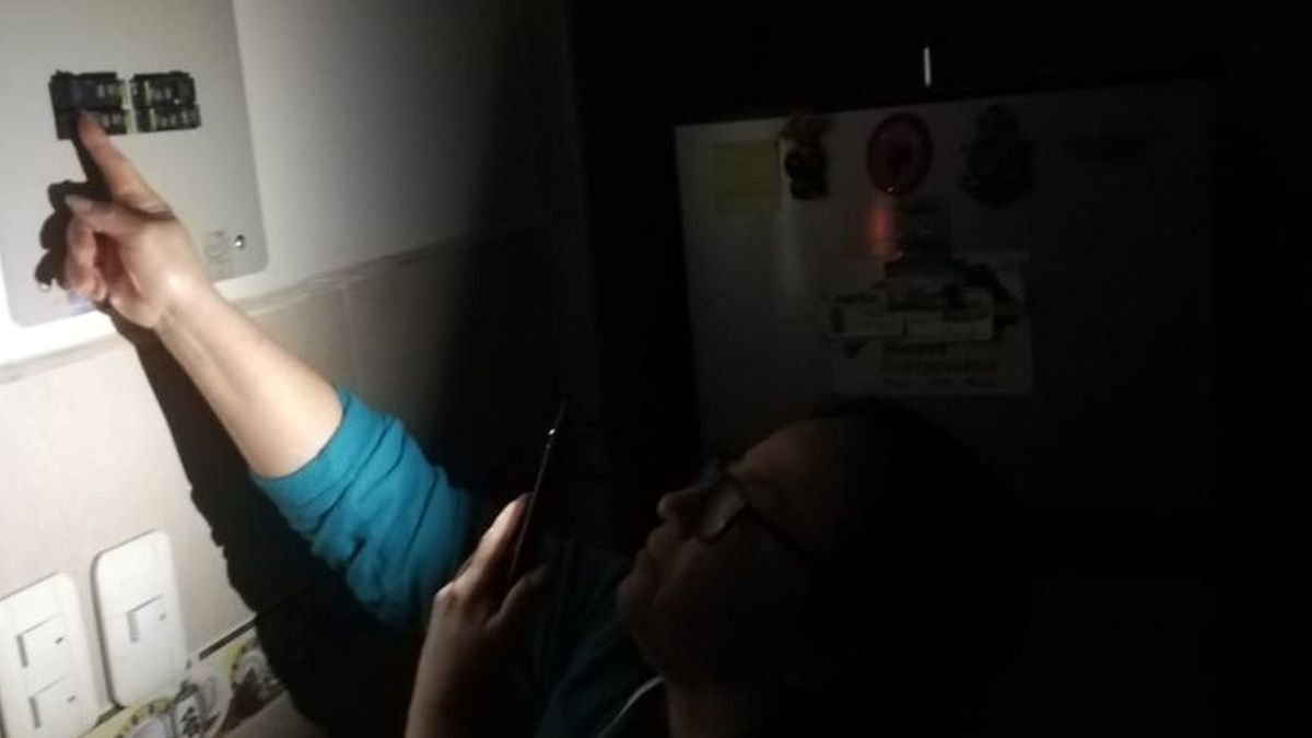 Ecuador mantiene los cortes de luz diarios.