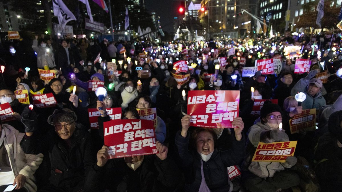 Los manifestantes sostienen pancartas durante una manifestación pidiendo la destitución del presidente Yoon Suk Yeol frente a la Asamblea Nacional en Seúl, Corea del Sur, el 9 de diciembre de 2024.