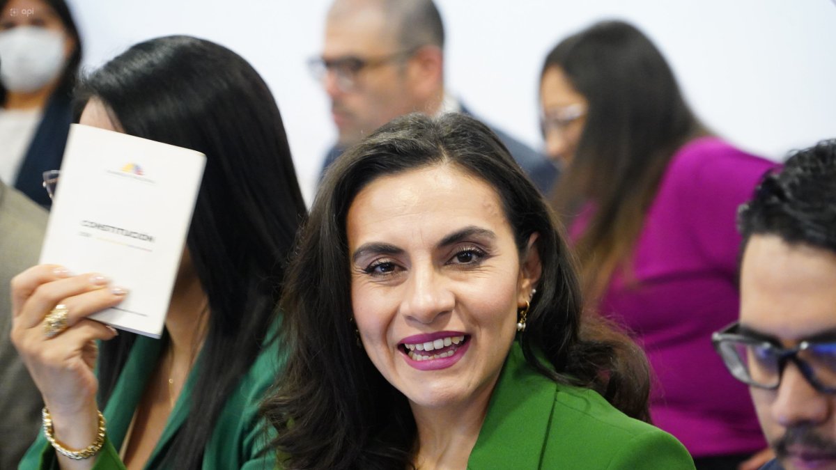 La vicepresidenta Verónica Abad sostiene en su mano la Constitución previo a la instalación de la audiencia de acción de protección