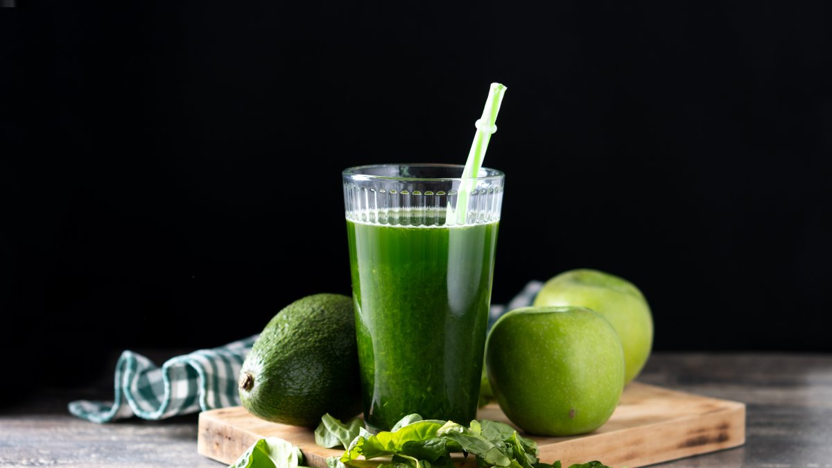 Descubre los increíbles beneficios del jugo de espinaca y manzana para el desayuno