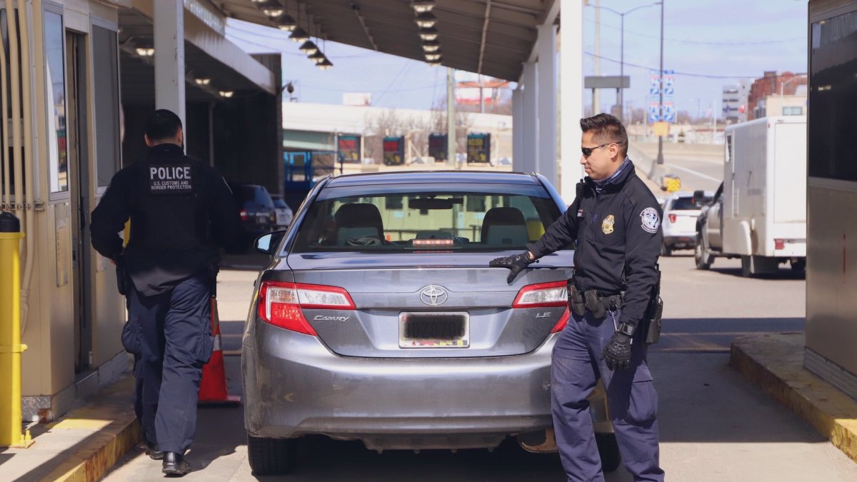En los puntos de entrada al país, los agentes realizan preguntas sobre el viaje.