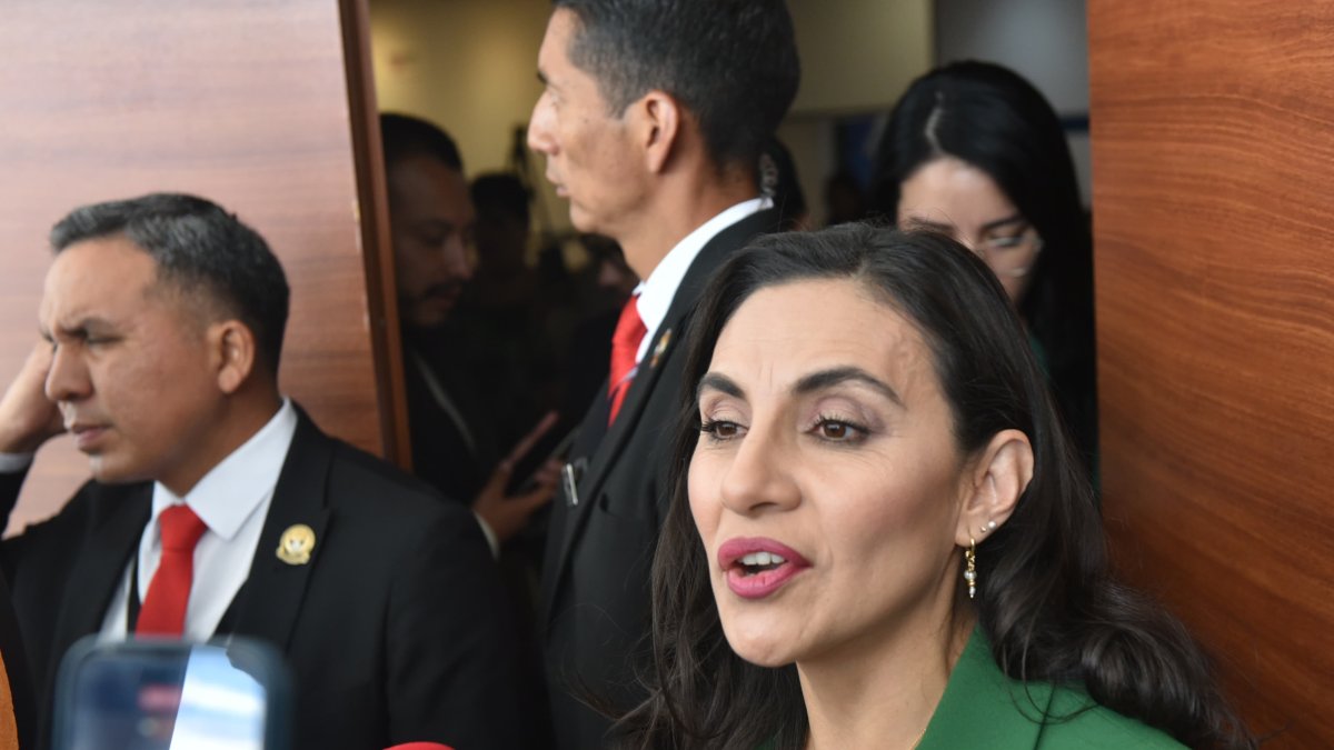 Verónica Abad se dirigió a la prensa antes de ingresar a la audiencia.