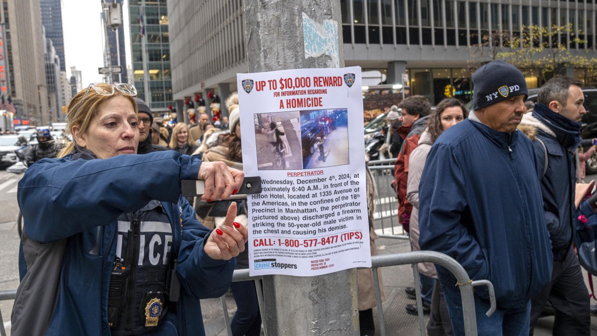 Un cartel puesto por la policía de Nueva York (NYPD) para dar con el asesino del director ejecutivo de la aseguradora UnitedHealthcare, Brian Thompson.