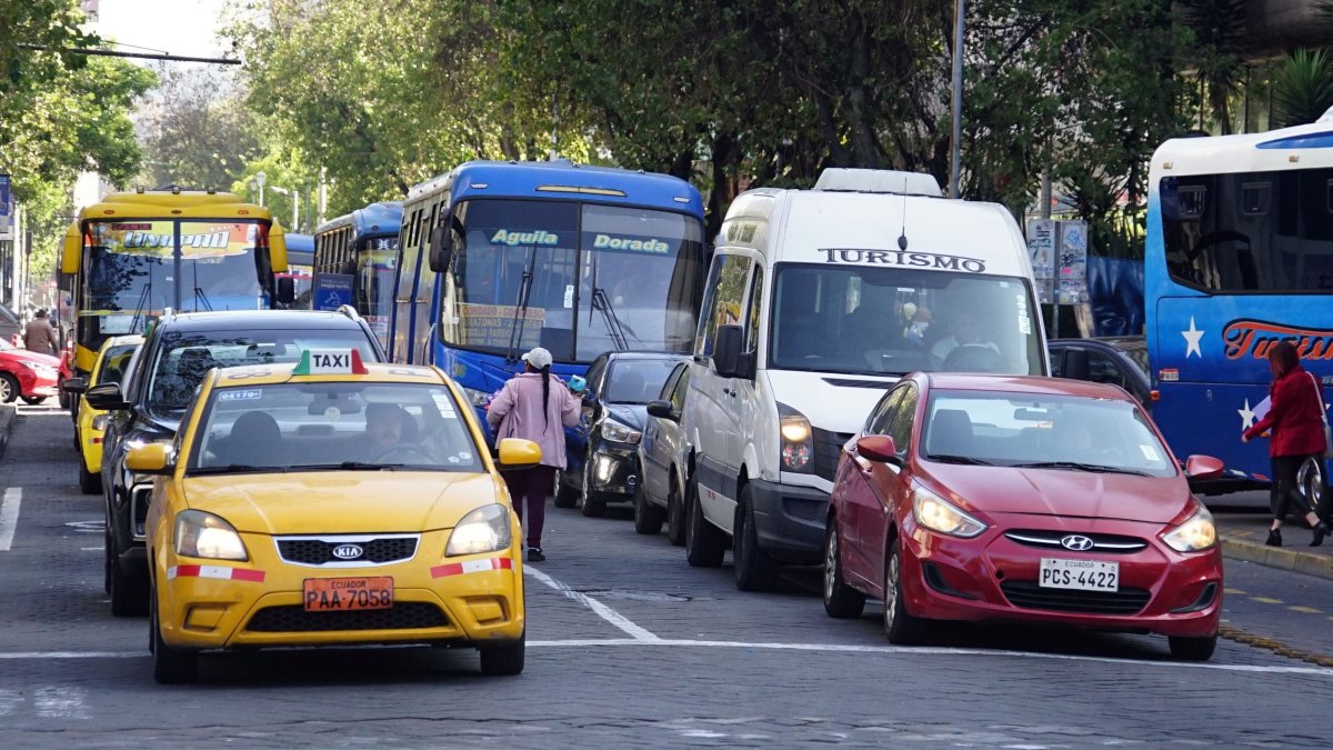 Los conductores deben evitar movilizarse en sus vehículos en los horarios restringidos por día y por placa en la capital