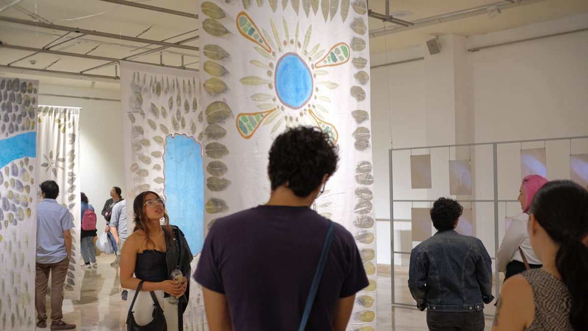 Acto. La artista incita a la contemplación a través de su obra, invitando a encontrar la poética de la naturaleza.